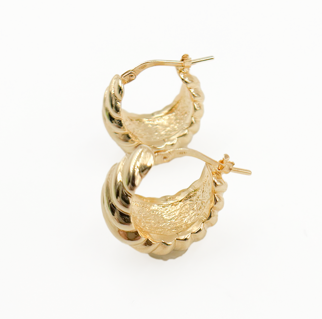 15850013653. 14K Solid Gold Ribbed Hollow Hoop Earrings