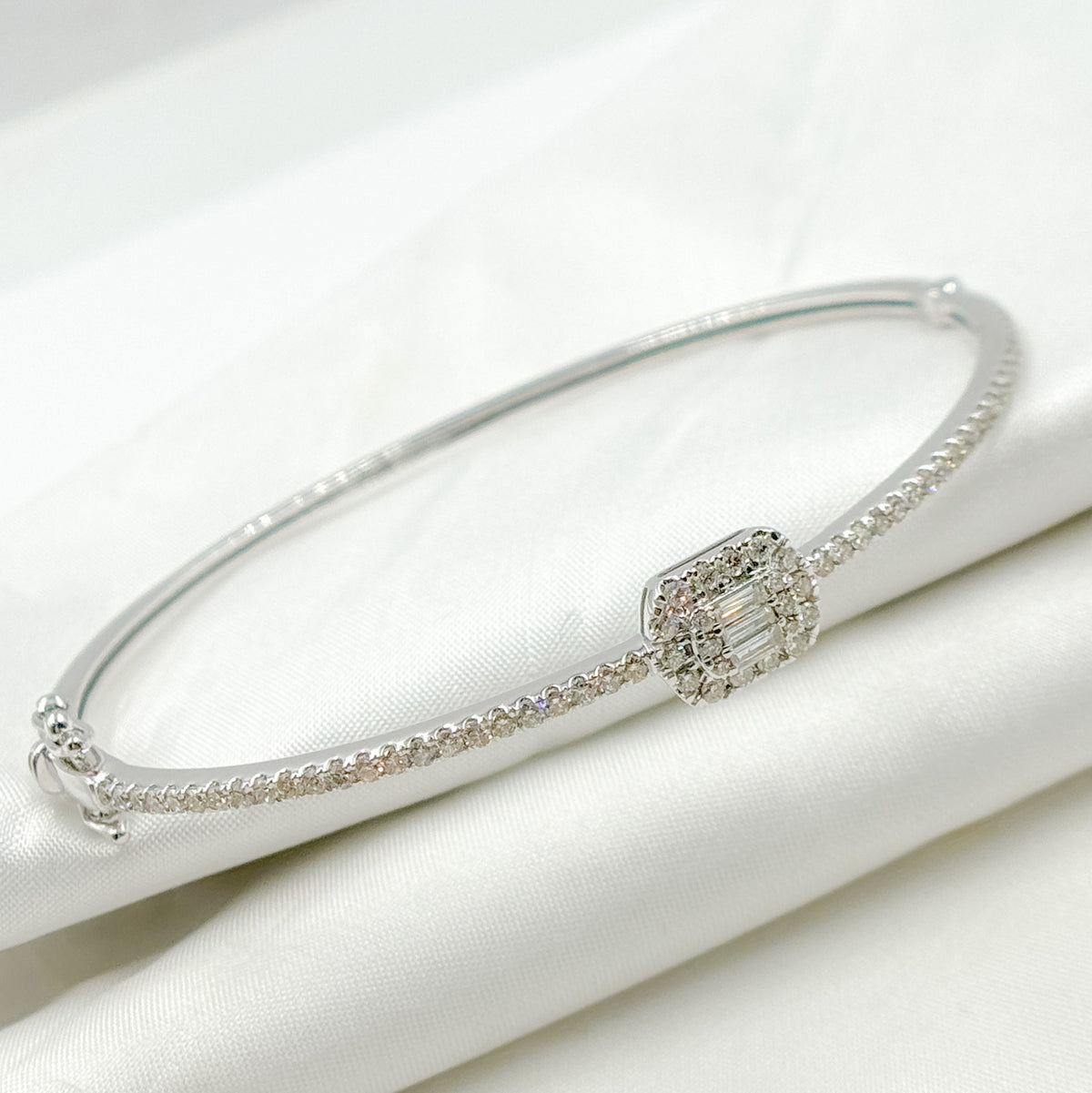 BNL68160. 14K White Solid Gold Diamond Bracelet