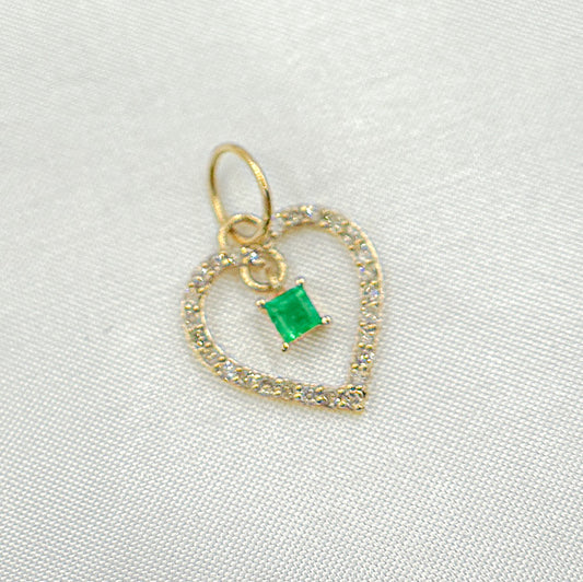 14k Solid Gold Diamond and Emerald Heart Charm. GDP621