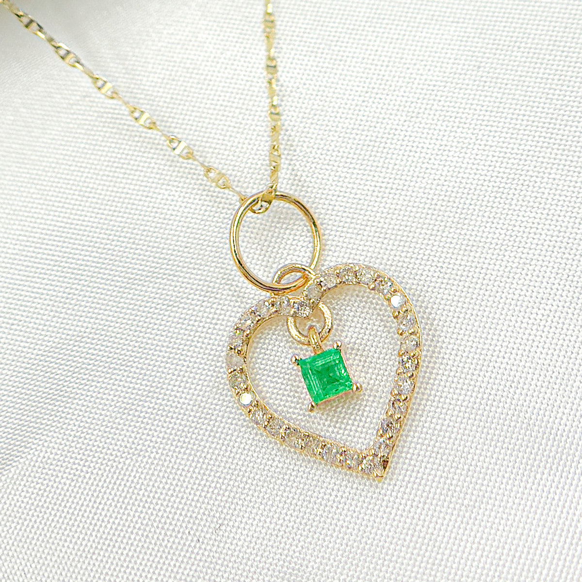 14k Solid Gold Diamond and Emerald Heart Charm. GDP621